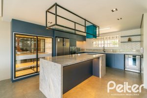 Casa à venda com 320m², 4 dormitórios, 2 suítes, 3 vagas, no bairro Jardim Isabel em Porto Alegre