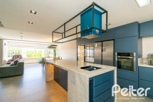 Casa à venda com 320m², 4 dormitórios, 2 suítes, 3 vagas, no bairro Jardim Isabel em Porto Alegre