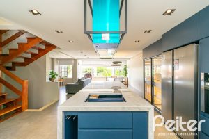 Casa à venda com 320m², 4 dormitórios, 2 suítes, 3 vagas, no bairro Jardim Isabel em Porto Alegre