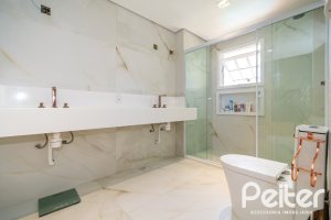 Casa à venda com 320m², 4 dormitórios, 2 suítes, 3 vagas, no bairro Jardim Isabel em Porto Alegre