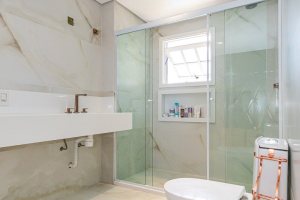 Casa à venda com 320m², 4 dormitórios, 2 suítes, 3 vagas, no bairro Jardim Isabel em Porto Alegre