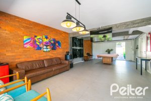 Casa à venda com 320m², 4 dormitórios, 2 suítes, 3 vagas, no bairro Jardim Isabel em Porto Alegre