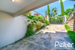 Casa à venda com 320m², 4 dormitórios, 2 suítes, 3 vagas, no bairro Jardim Isabel em Porto Alegre