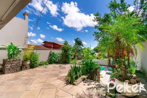 Casa à venda com 320m², 4 dormitórios, 2 suítes, 3 vagas, no bairro Jardim Isabel em Porto Alegre