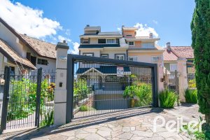 Casa à venda com 320m², 4 dormitórios, 2 suítes, 3 vagas, no bairro Jardim Isabel em Porto Alegre