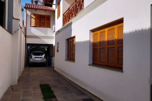 Casa à venda com 256m², 3 dormitórios, 2 suítes, 3 vagas, no bairro Tristeza em Porto Alegre