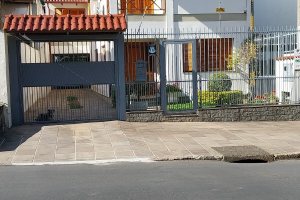 Casa à venda com 256m², 3 dormitórios, 2 suítes, 3 vagas, no bairro Tristeza em Porto Alegre