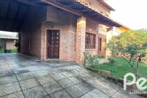 Casa à venda com 265m², 3 dormitórios, 1 suíte, 3 vagas, no bairro Ipanema em Porto Alegre