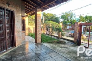 Casa à venda com 265m², 3 dormitórios, 1 suíte, 3 vagas, no bairro Ipanema em Porto Alegre