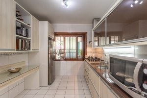 Casa à venda com 154m², 3 dormitórios, 1 suíte, 3 vagas, no bairro Ipanema / Altos Do Ipê em Porto Alegre