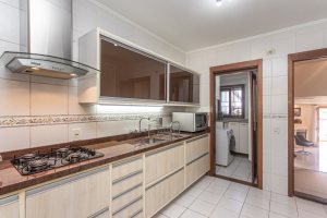 Casa à venda com 154m², 3 dormitórios, 1 suíte, 3 vagas, no bairro Ipanema / Altos Do Ipê em Porto Alegre