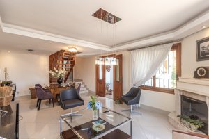 Casa à venda com 154m², 3 dormitórios, 1 suíte, 3 vagas, no bairro Ipanema / Altos Do Ipê em Porto Alegre