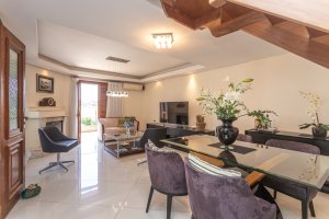 Casa à venda com 154m², 3 dormitórios, 1 suíte, 3 vagas, no bairro Ipanema / Altos Do Ipê em Porto Alegre