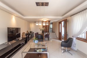 Casa à venda com 154m², 3 dormitórios, 1 suíte, 3 vagas, no bairro Ipanema / Altos Do Ipê em Porto Alegre