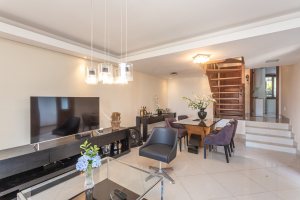 Casa à venda com 154m², 3 dormitórios, 1 suíte, 3 vagas, no bairro Ipanema / Altos Do Ipê em Porto Alegre