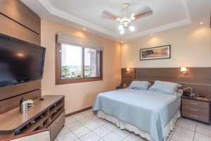 Casa à venda com 154m², 3 dormitórios, 1 suíte, 3 vagas, no bairro Ipanema / Altos Do Ipê em Porto Alegre