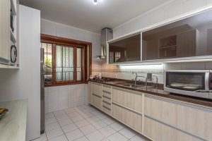 Casa à venda com 154m², 3 dormitórios, 1 suíte, 3 vagas, no bairro Ipanema / Altos Do Ipê em Porto Alegre