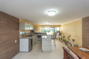 Casa à venda com 154m², 3 dormitórios, 1 suíte, 3 vagas, no bairro Ipanema / Altos Do Ipê em Porto Alegre