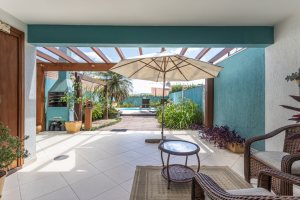 Casa à venda com 154m², 3 dormitórios, 1 suíte, 3 vagas, no bairro Ipanema / Altos Do Ipê em Porto Alegre