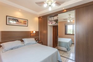 Casa à venda com 154m², 3 dormitórios, 1 suíte, 3 vagas, no bairro Ipanema / Altos Do Ipê em Porto Alegre