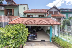 Casa à venda com 154m², 3 dormitórios, 1 suíte, 3 vagas, no bairro Ipanema / Altos Do Ipê em Porto Alegre