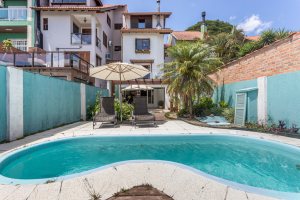 Casa à venda com 154m², 3 dormitórios, 1 suíte, 3 vagas, no bairro Ipanema / Altos Do Ipê em Porto Alegre