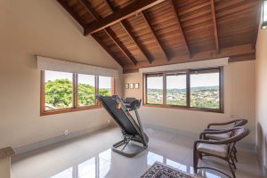 Casa à venda com 154m², 3 dormitórios, 1 suíte, 3 vagas, no bairro Ipanema / Altos Do Ipê em Porto Alegre