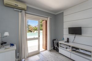 Casa à venda com 154m², 3 dormitórios, 1 suíte, 3 vagas, no bairro Ipanema / Altos Do Ipê em Porto Alegre