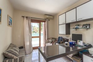 Casa à venda com 154m², 3 dormitórios, 1 suíte, 3 vagas, no bairro Ipanema / Altos Do Ipê em Porto Alegre