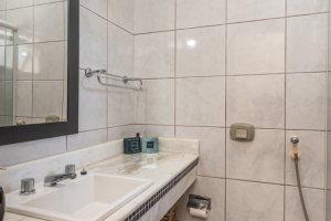 Casa à venda com 154m², 3 dormitórios, 1 suíte, 3 vagas, no bairro Ipanema / Altos Do Ipê em Porto Alegre