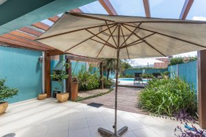 Casa à venda com 154m², 3 dormitórios, 1 suíte, 3 vagas, no bairro Ipanema / Altos Do Ipê em Porto Alegre