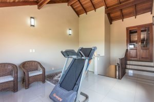 Casa à venda com 154m², 3 dormitórios, 1 suíte, 3 vagas, no bairro Ipanema / Altos Do Ipê em Porto Alegre