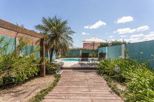 Casa à venda com 154m², 3 dormitórios, 1 suíte, 3 vagas, no bairro Ipanema / Altos Do Ipê em Porto Alegre