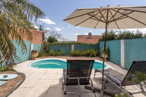 Casa à venda com 154m², 3 dormitórios, 1 suíte, 3 vagas, no bairro Ipanema / Altos Do Ipê em Porto Alegre