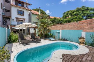 Casa à venda com 154m², 3 dormitórios, 1 suíte, 3 vagas, no bairro Ipanema / Altos Do Ipê em Porto Alegre