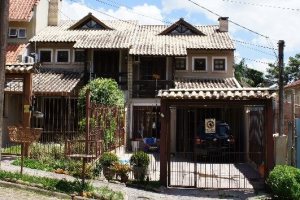 Casa à venda com 207m², 3 dormitórios, 1 suíte, 4 vagas, no bairro Ipanema em Porto Alegre