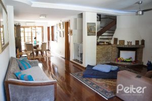 Casa à venda com 207m², 3 dormitórios, 1 suíte, 4 vagas, no bairro Ipanema em Porto Alegre