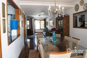 Casa à venda com 207m², 3 dormitórios, 1 suíte, 4 vagas, no bairro Ipanema em Porto Alegre