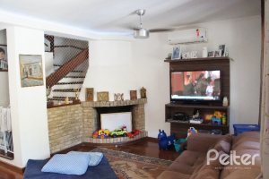 Casa à venda com 207m², 3 dormitórios, 1 suíte, 4 vagas, no bairro Ipanema em Porto Alegre