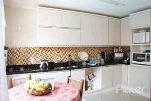 Casa à venda com 207m², 3 dormitórios, 1 suíte, 4 vagas, no bairro Ipanema em Porto Alegre