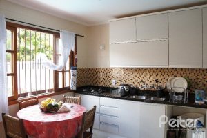 Casa à venda com 207m², 3 dormitórios, 1 suíte, 4 vagas, no bairro Ipanema em Porto Alegre