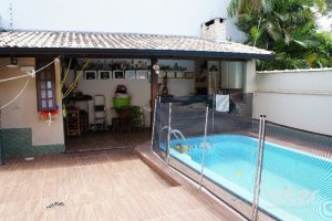 Casa à venda com 207m², 3 dormitórios, 1 suíte, 4 vagas, no bairro Ipanema em Porto Alegre