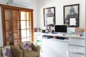 Casa à venda com 207m², 3 dormitórios, 1 suíte, 4 vagas, no bairro Ipanema em Porto Alegre