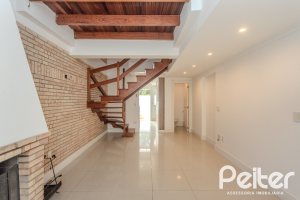 Casa à venda com 213m², 3 dormitórios, 3 suítes, 2 vagas, no bairro Tristeza em Porto Alegre