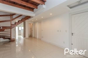 Casa à venda com 213m², 3 dormitórios, 3 suítes, 2 vagas, no bairro Tristeza em Porto Alegre