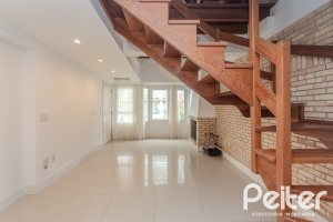 Casa à venda com 213m², 3 dormitórios, 3 suítes, 2 vagas, no bairro Tristeza em Porto Alegre