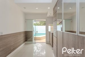 Casa à venda com 213m², 3 dormitórios, 3 suítes, 2 vagas, no bairro Tristeza em Porto Alegre