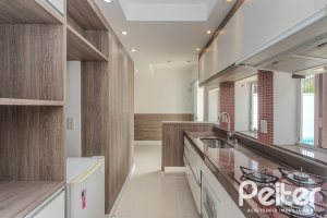 Casa à venda com 213m², 3 dormitórios, 3 suítes, 2 vagas, no bairro Tristeza em Porto Alegre