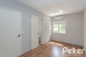 Casa à venda com 213m², 3 dormitórios, 3 suítes, 2 vagas, no bairro Tristeza em Porto Alegre