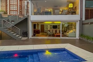 Casa à venda com 450m², 4 dormitórios, 2 suítes, 3 vagas, no bairro Vila Assunção em Porto Alegre